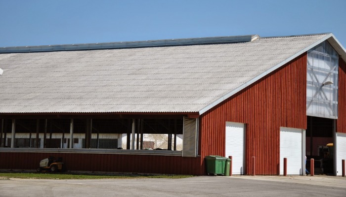 Kodėl verta rinktis Eternit pluoštinio cemento lakštus savo ūkių stogams?